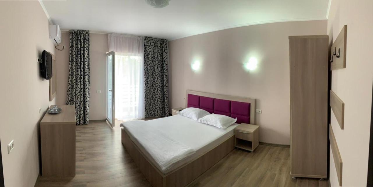 Cameră dublă cu balcon (2 adulți + 1 copil)
