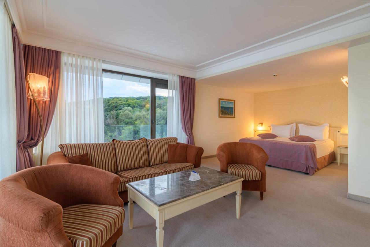 Cameră Dublă Deluxe cu balcon și vedere la parc (2 adulți + 2 copii)