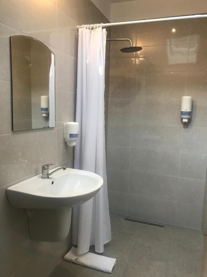 Cameră single cu baie