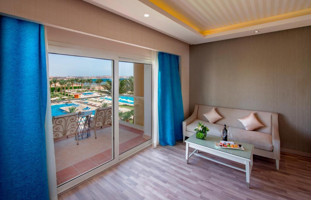 Suită Premium cu o cadă cu hidromasaj și vedere la mare și piscină - Pachet VIP