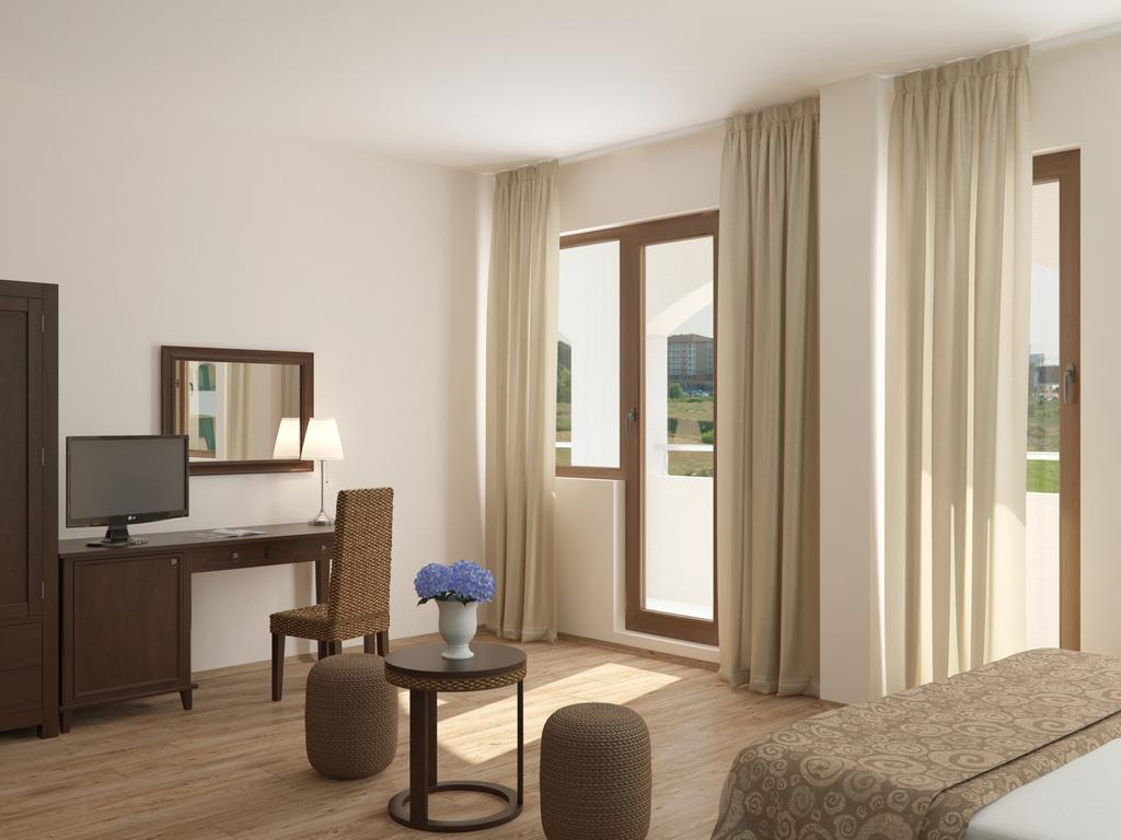 Cameră dublă cu balcon și vedere parțială la mare (2 adulți și 1 copil)