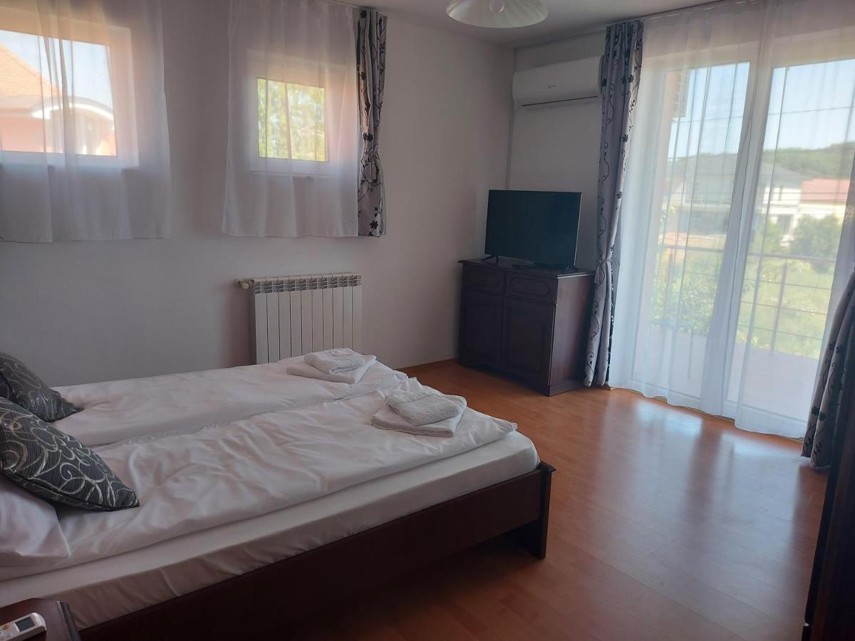 Cameră dublă cu baie privată externă
