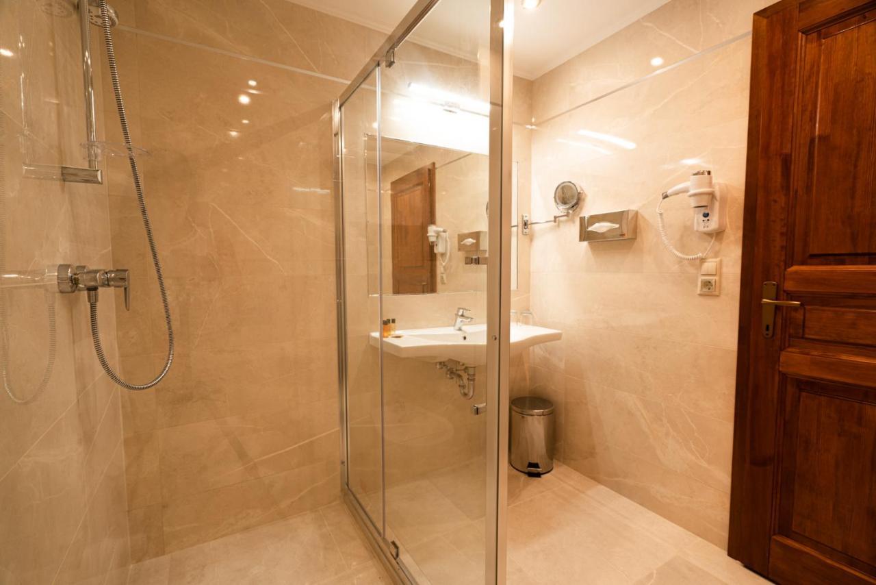 Cameră dublă Deluxe cu balcon