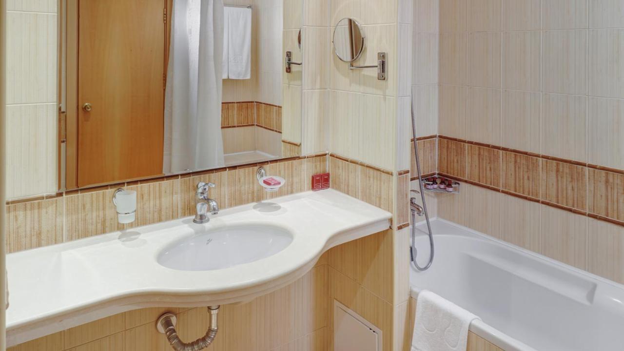Cameră twin standard, în regim single, cu vedere la mare