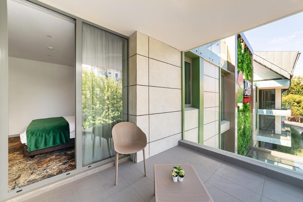 Studio Queen cu o chicinetă și balcon