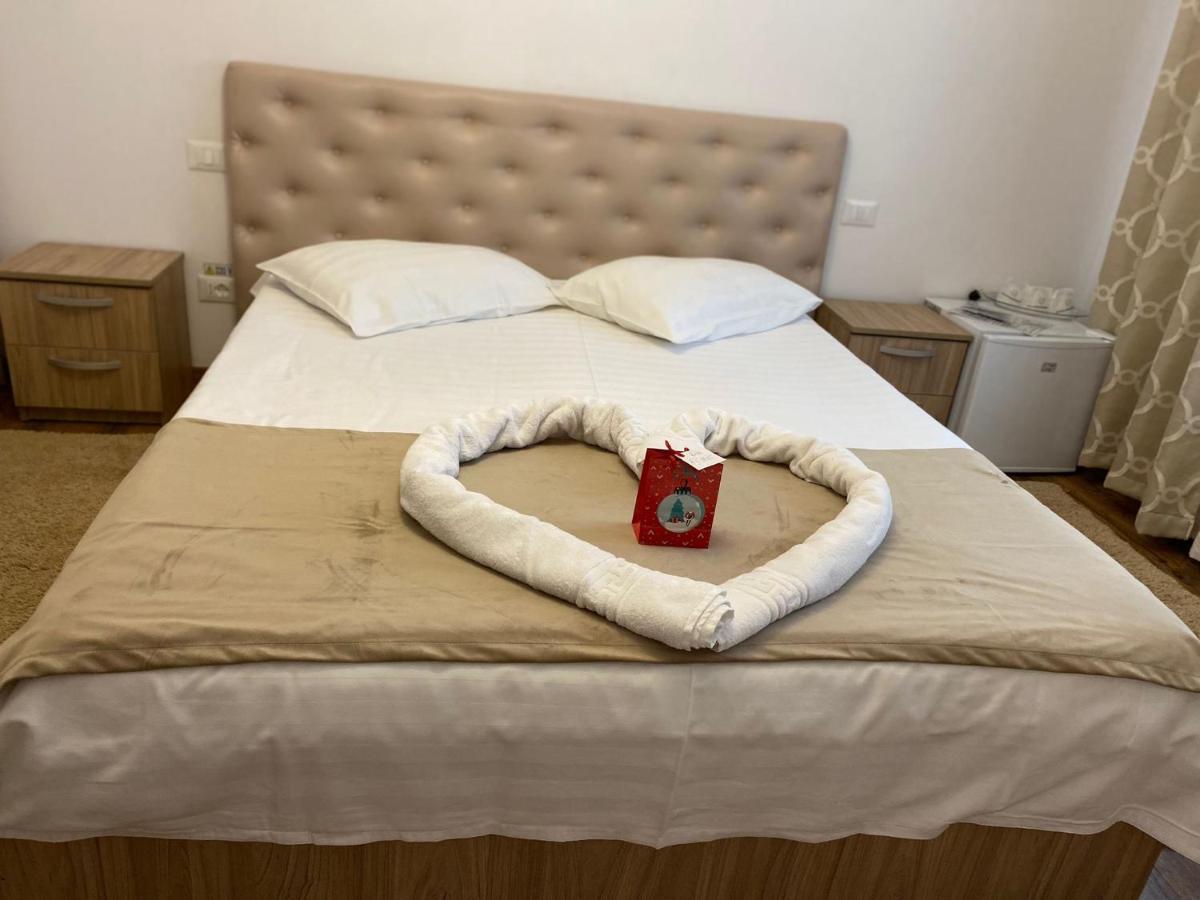 Cameră triplă cu duș