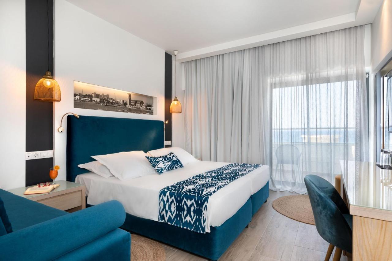 Cameră dublă sau twin superioară cu balcon, canapea extensibilă și vedere la mare
