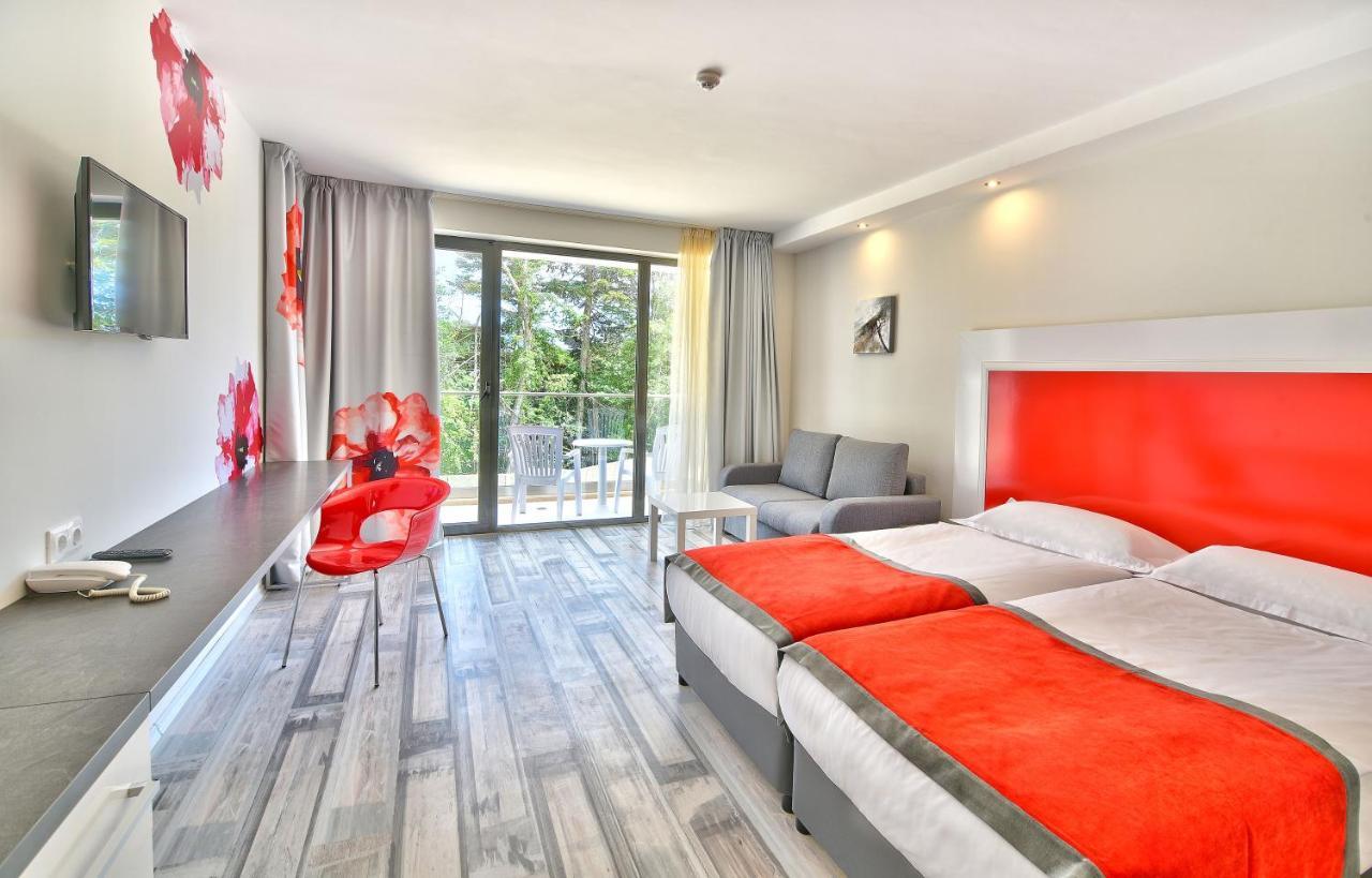 Cameră Home Office cu vedere la piscină