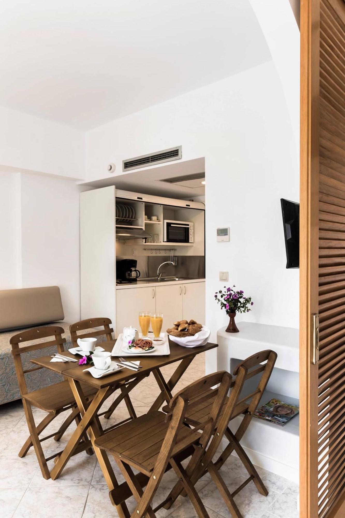 One-Bedroom Apartment 2-4 Balcony