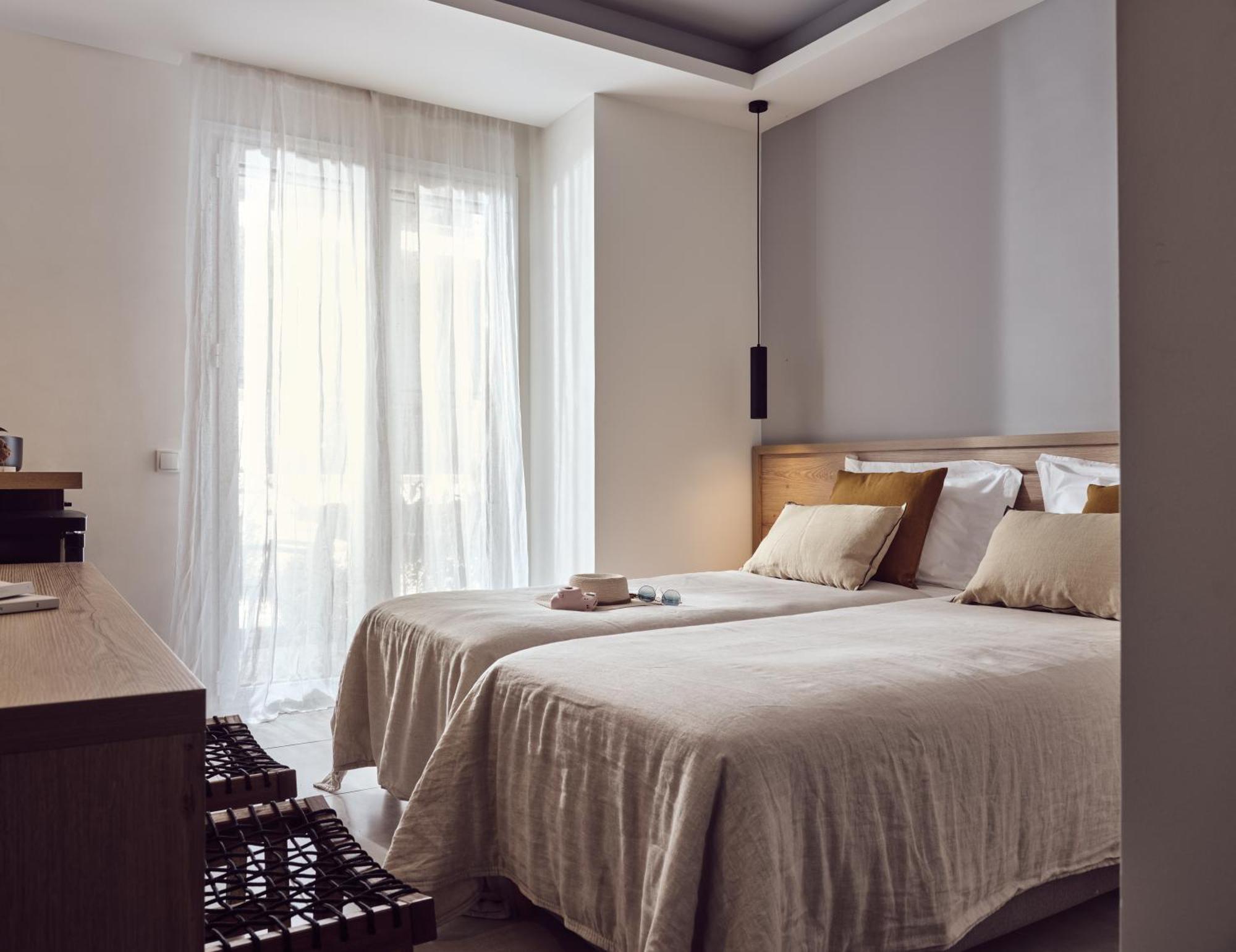 Cameră dublă sau twin Deluxe cu balcon.