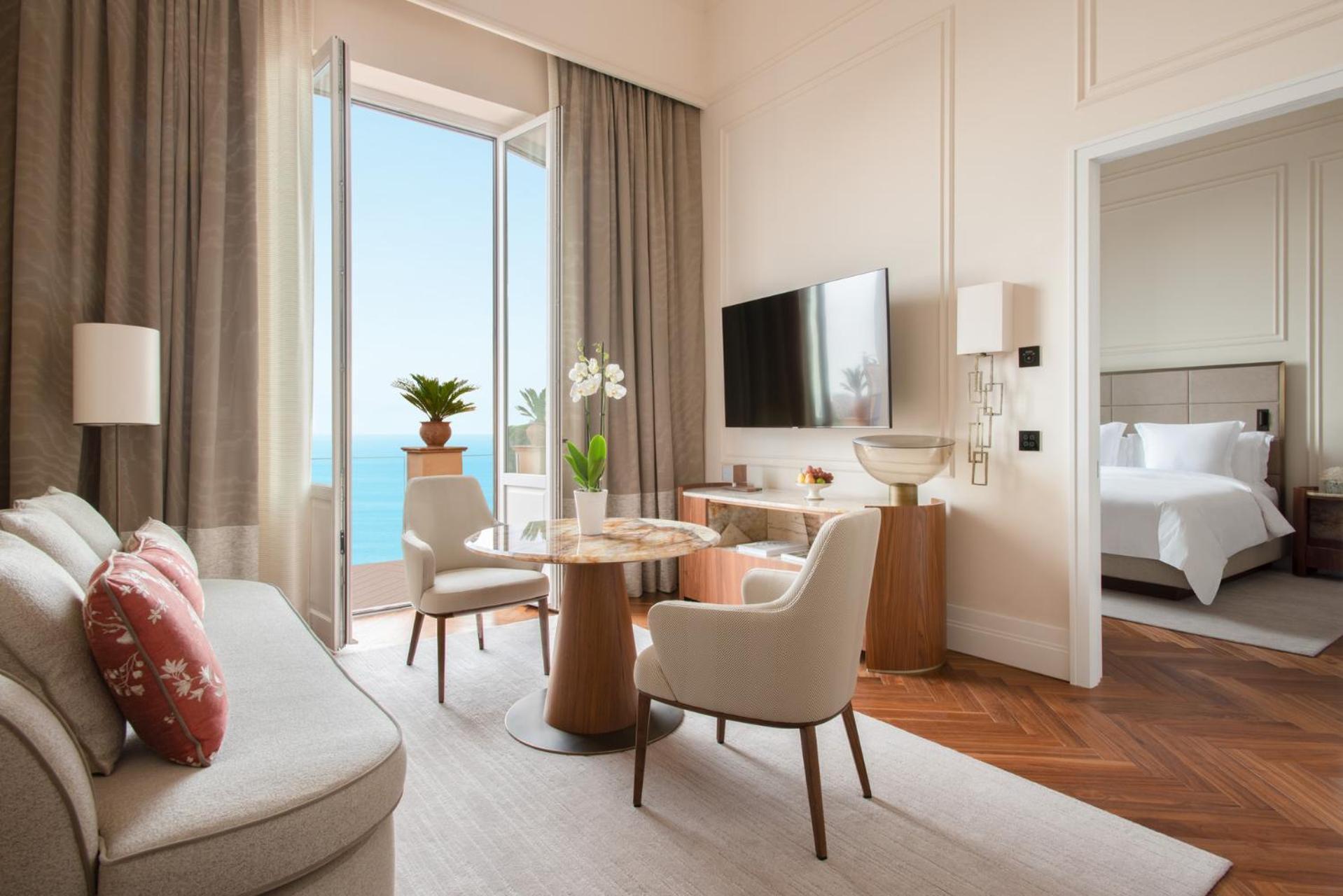 Suită Executive cu pat king-size și vedere la mare