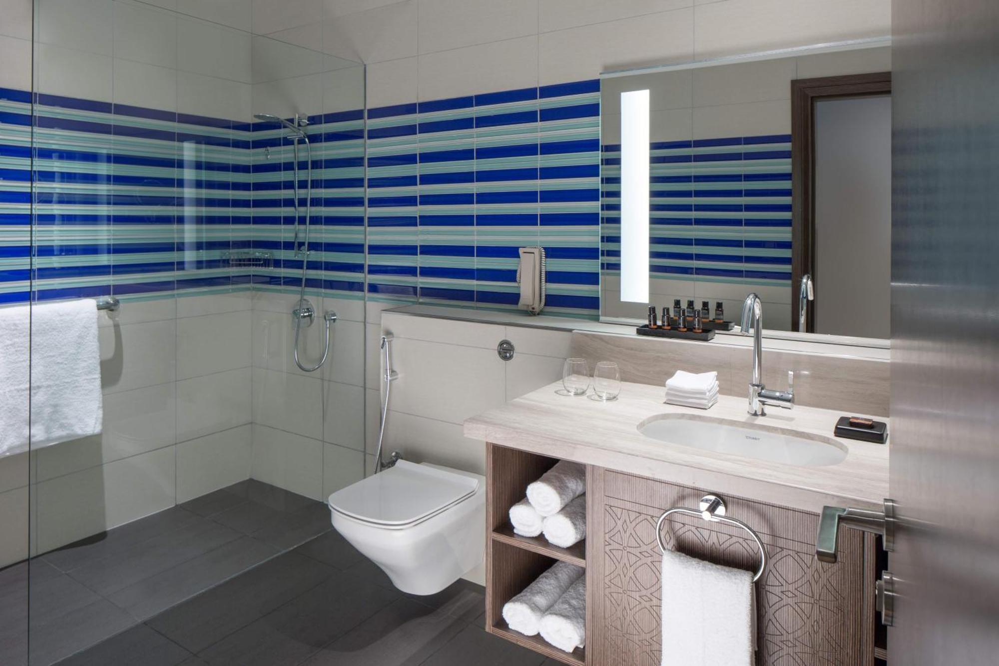 Oasis King • Beach & Outlet Mall Shuttle • Dining • Ideal Getaway,1670756774:JPEG