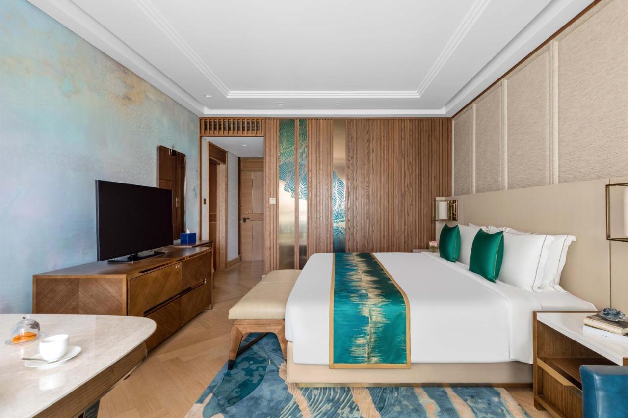 Cameră de lux Palm cu pat king-size și vedere la mare