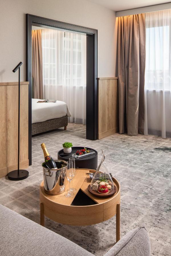 Suită Premium cu pat king-size, zonă de living și acces la lounge