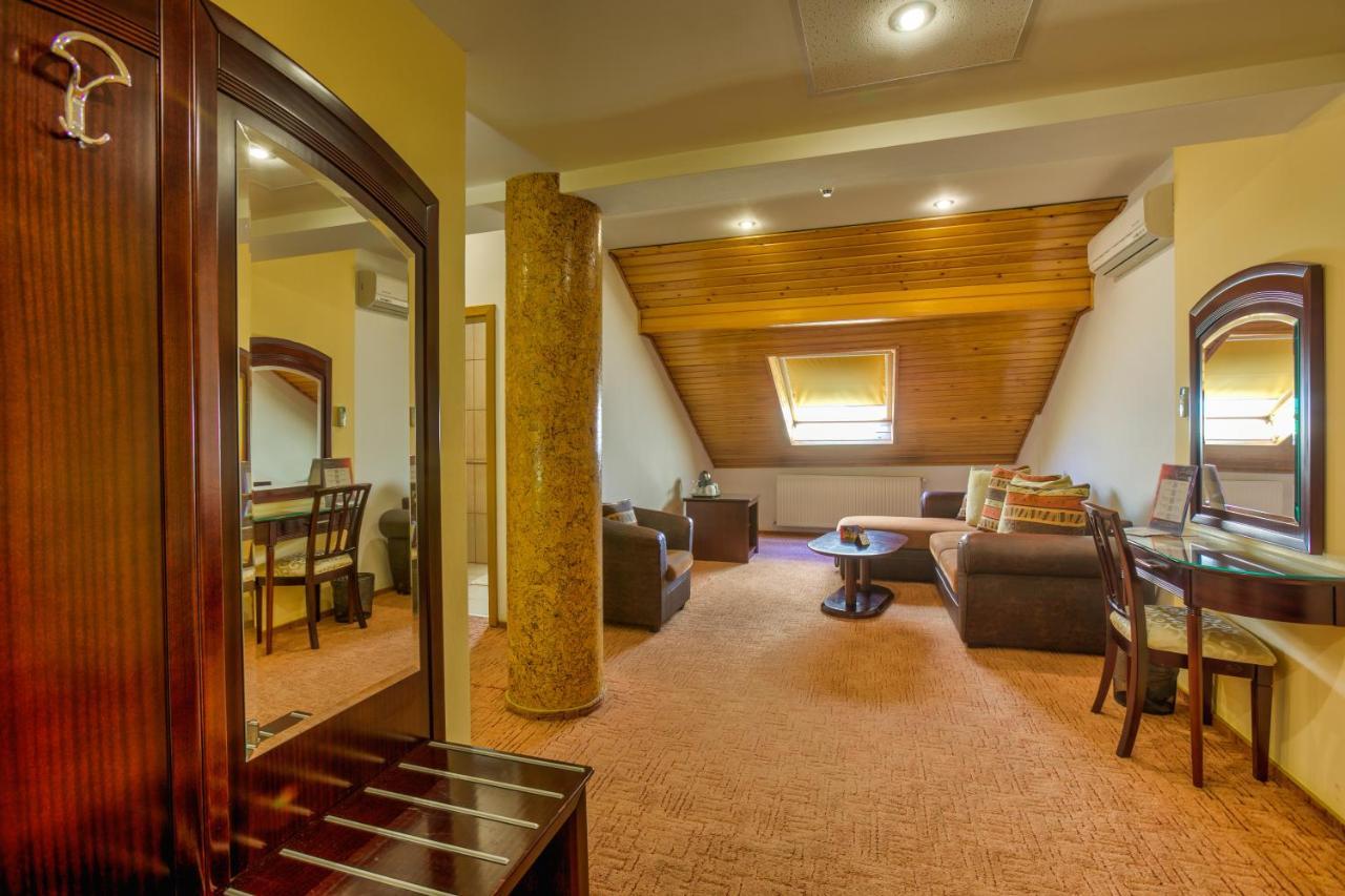 Cameră dublă Deluxe cu pat suplimentar - 4 stele