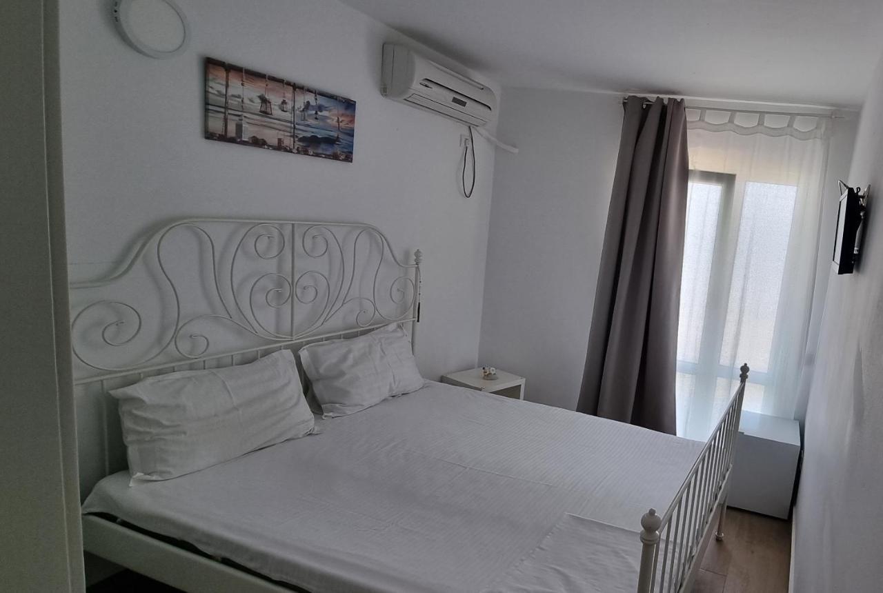 Small Double Room,1261076365:JPEG