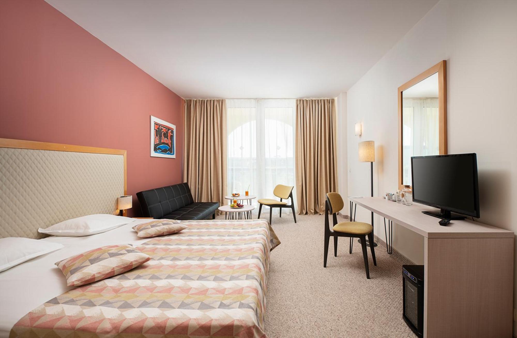 Cameră twin cu vedere la piscină