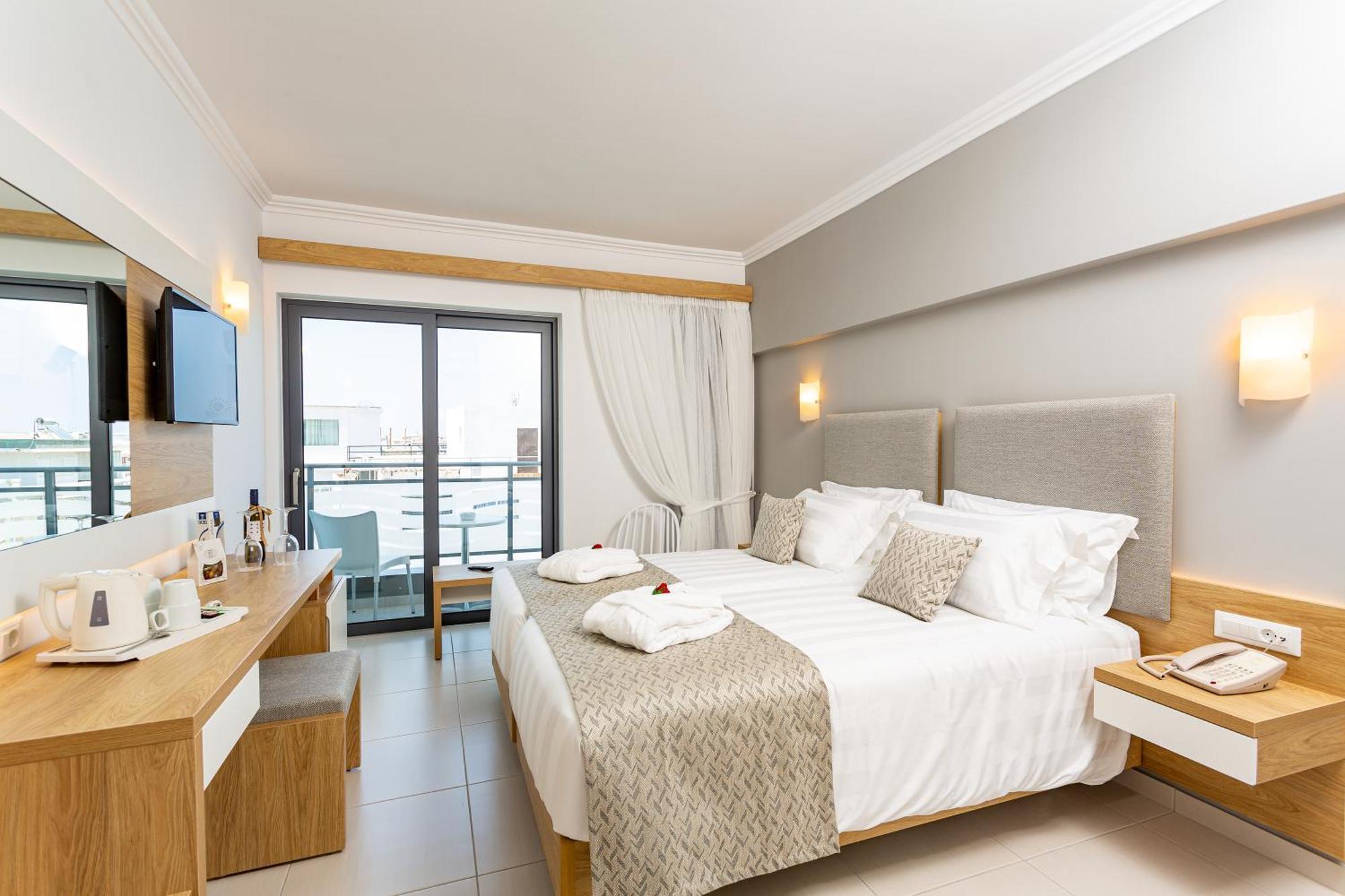 Double or Twin Room Side Sea View