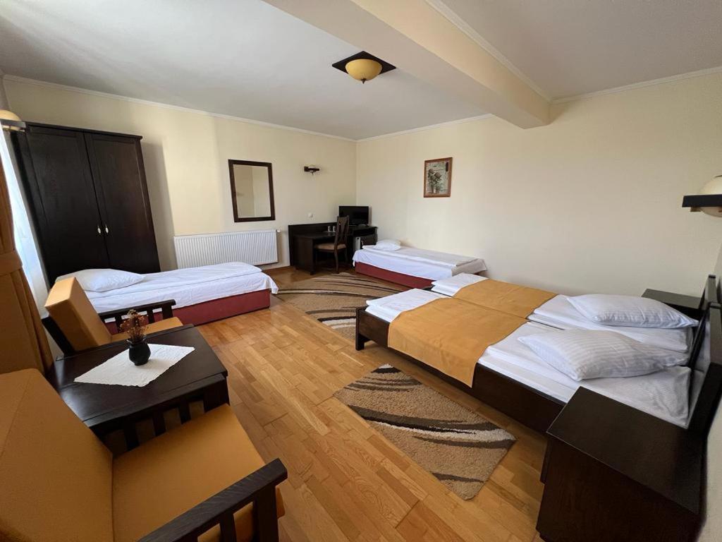 Family Room,1287947773:JPEG