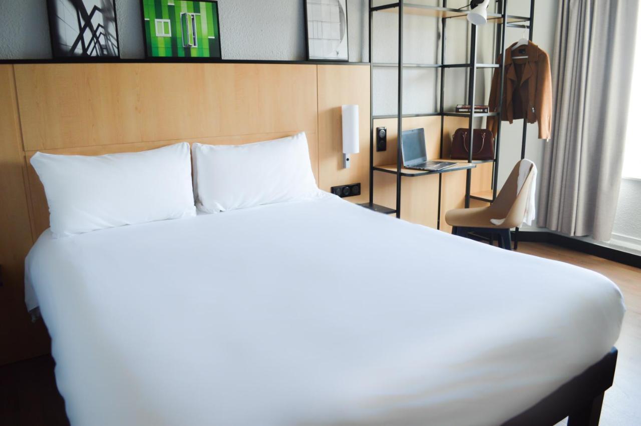 Comfort Room with Eiffel Tower View