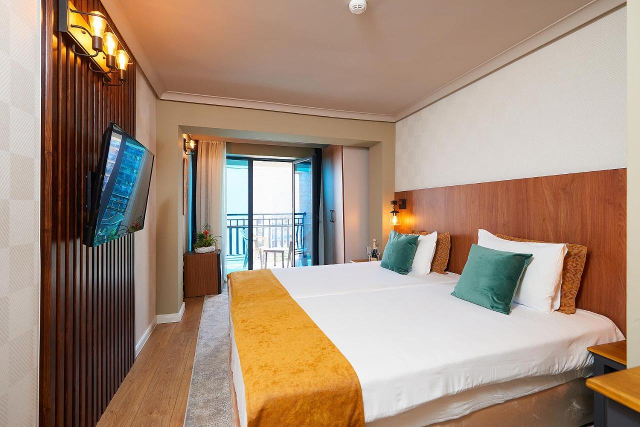 Cameră twin Confort cu balcon și vedere laterală la mare - etaj superior