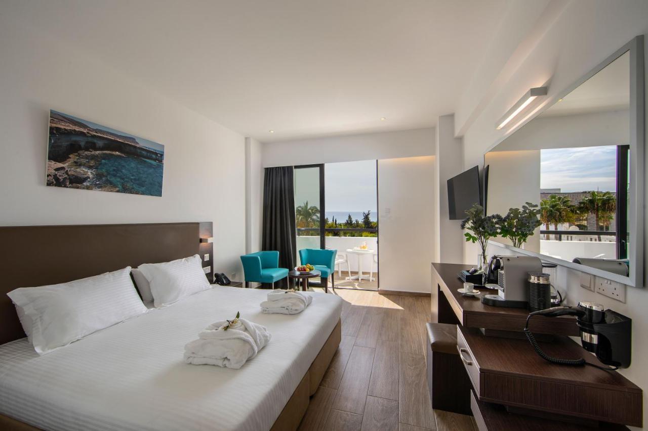 Cameră dublă sau twin Deluxe cu balcon.