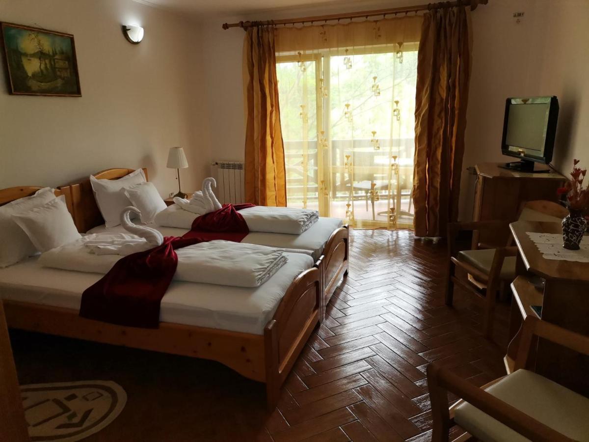 Cameră twin cu vedere la grădină