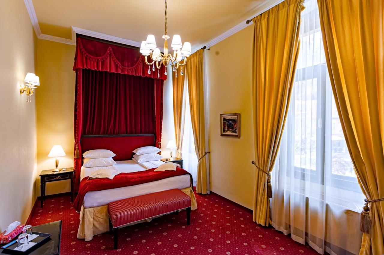 Cameră dublă superioară Deluxe cu pat cu baldachin și vedere la cetate