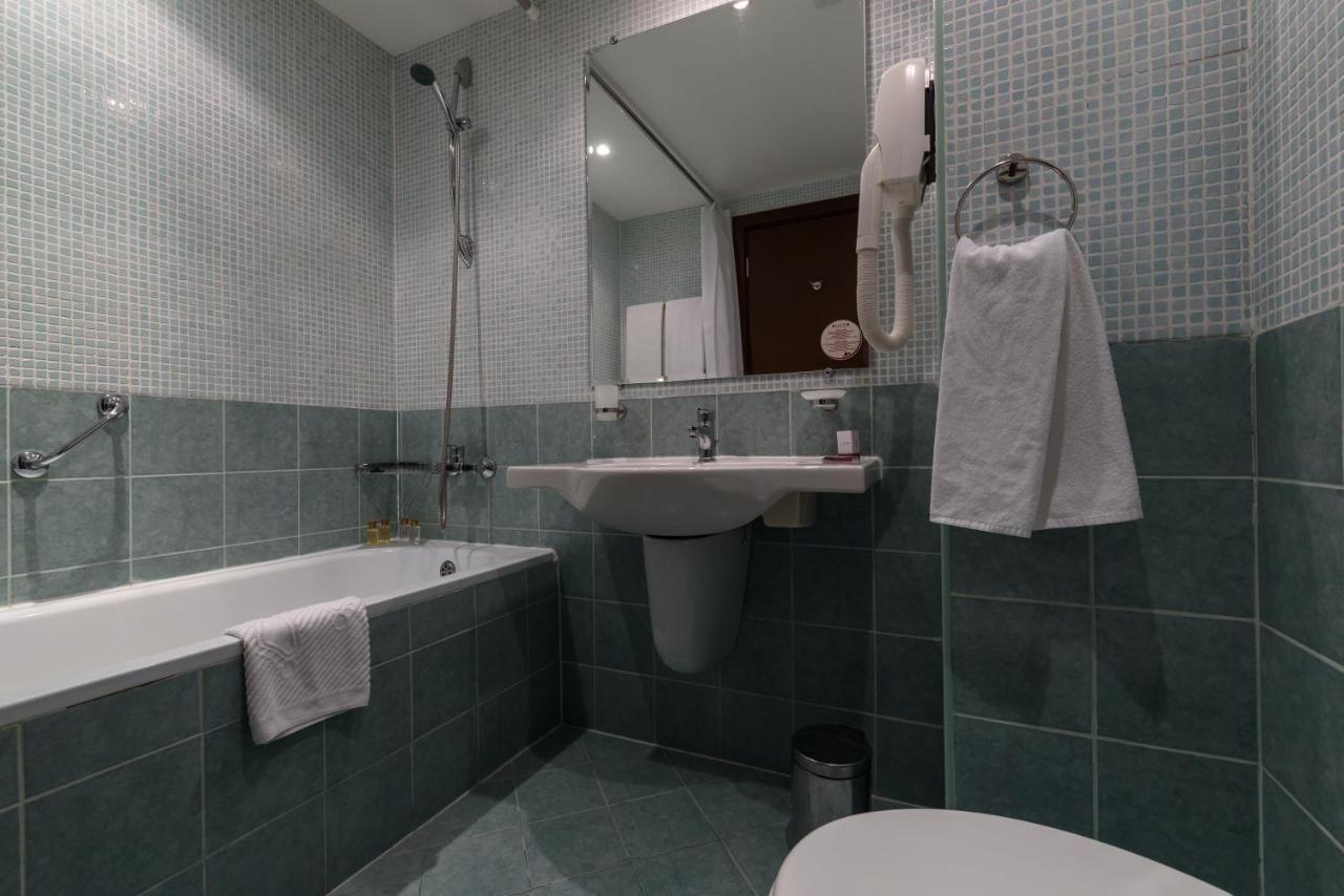 Cameră dublă sau twin cu balcon (2 adulţi + 1 copil)