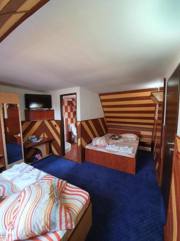 Cameră cvadruplă