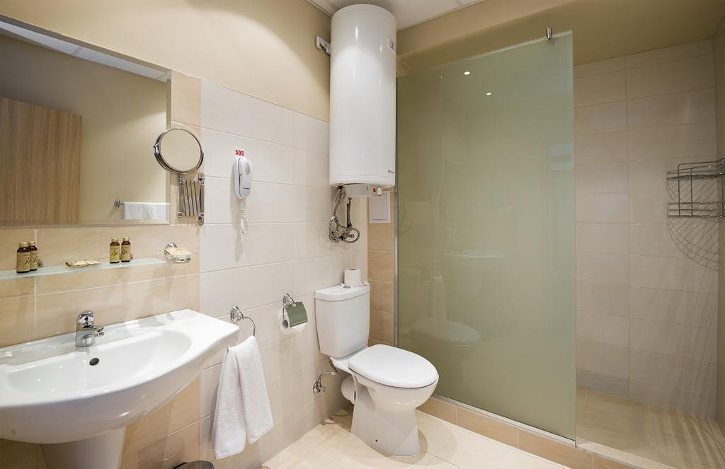 Apartament cu 1 dormitor, balcon și vedere parțială la mare (2 adulți + 2 copii)