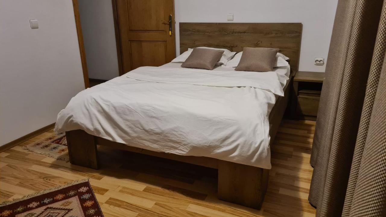 Cameră dublă cu vedere la grădină.