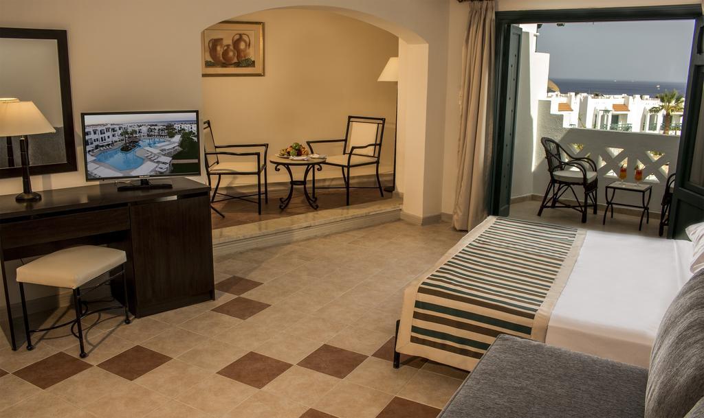 Family Superior, Queen or Twin Bed, Pool View