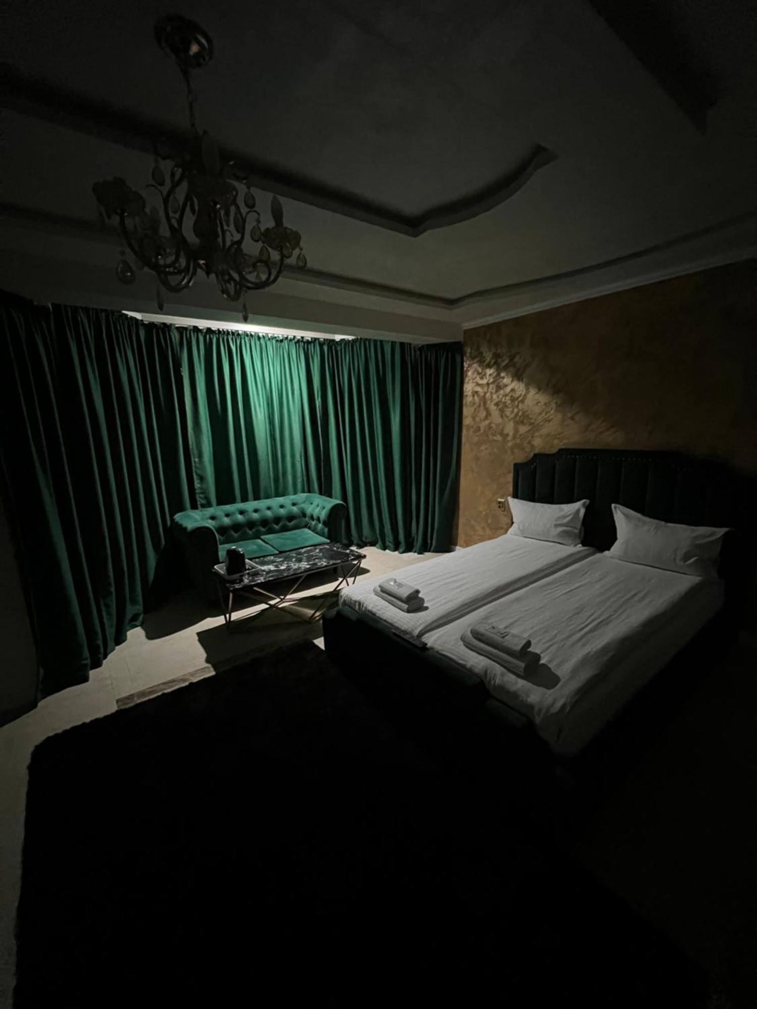 Cameră Deluxe (1 adult + 2 copii)