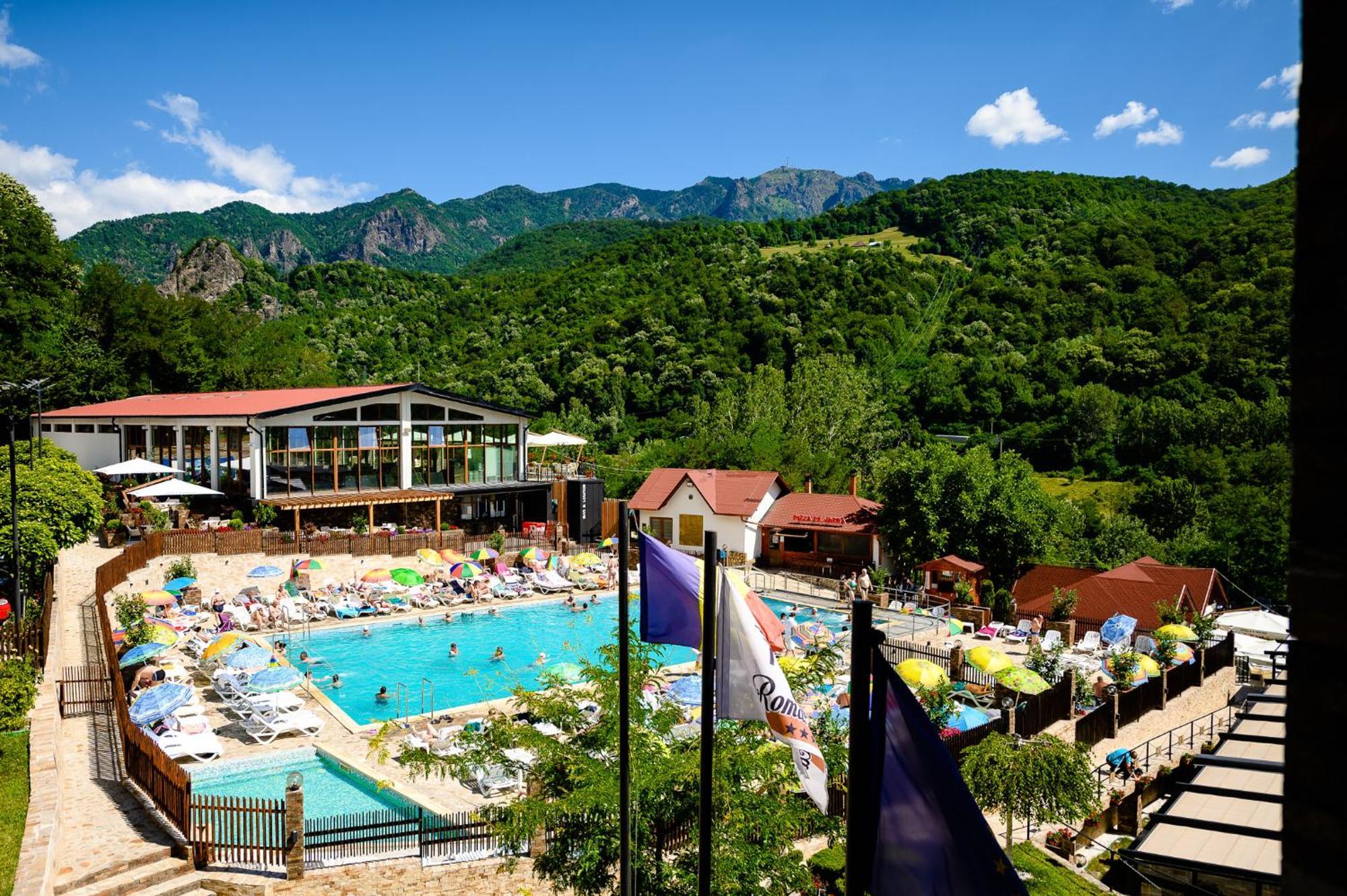 Cameră dublă sau twin Deluxe, cu vedere la piscină