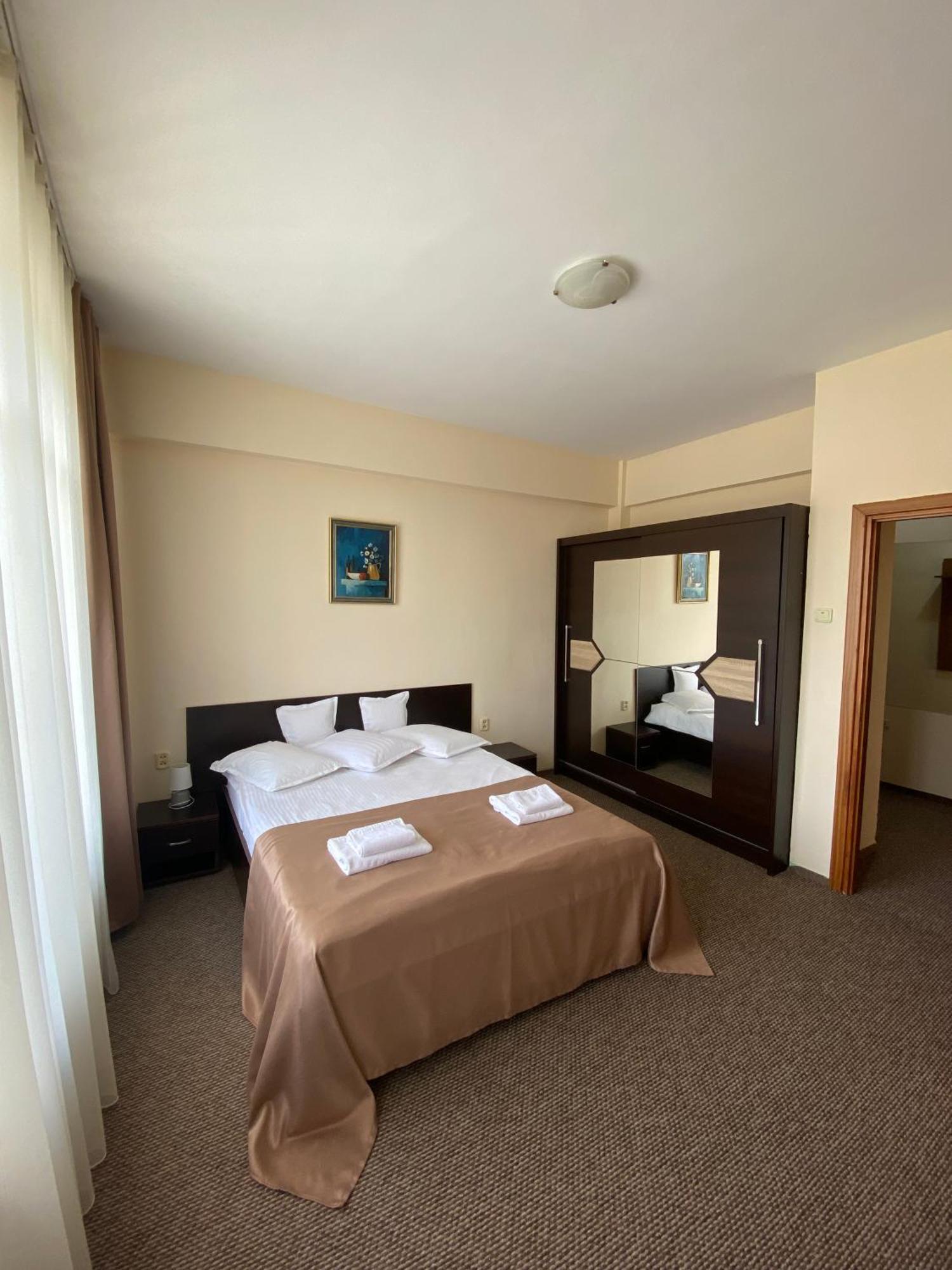 One-Bedroom Apartment,1545166540:JPEG