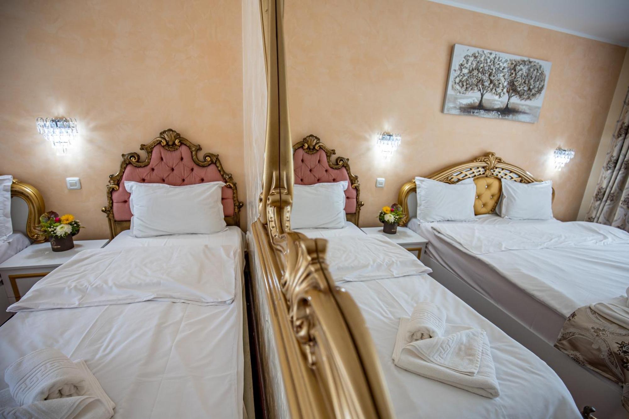 Cameră triplă cu balcon