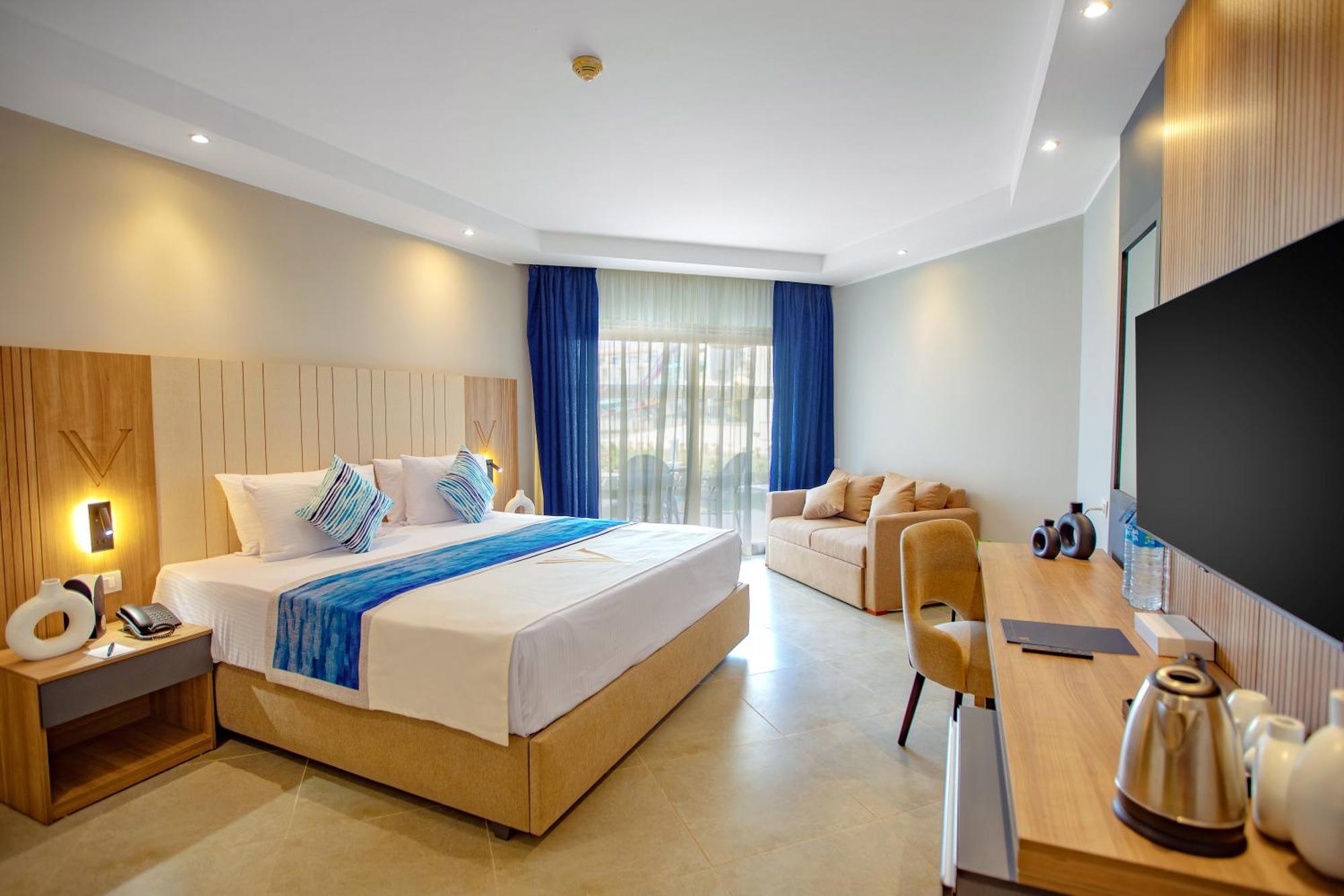 Deluxe Jacuzzi Room Adults +16