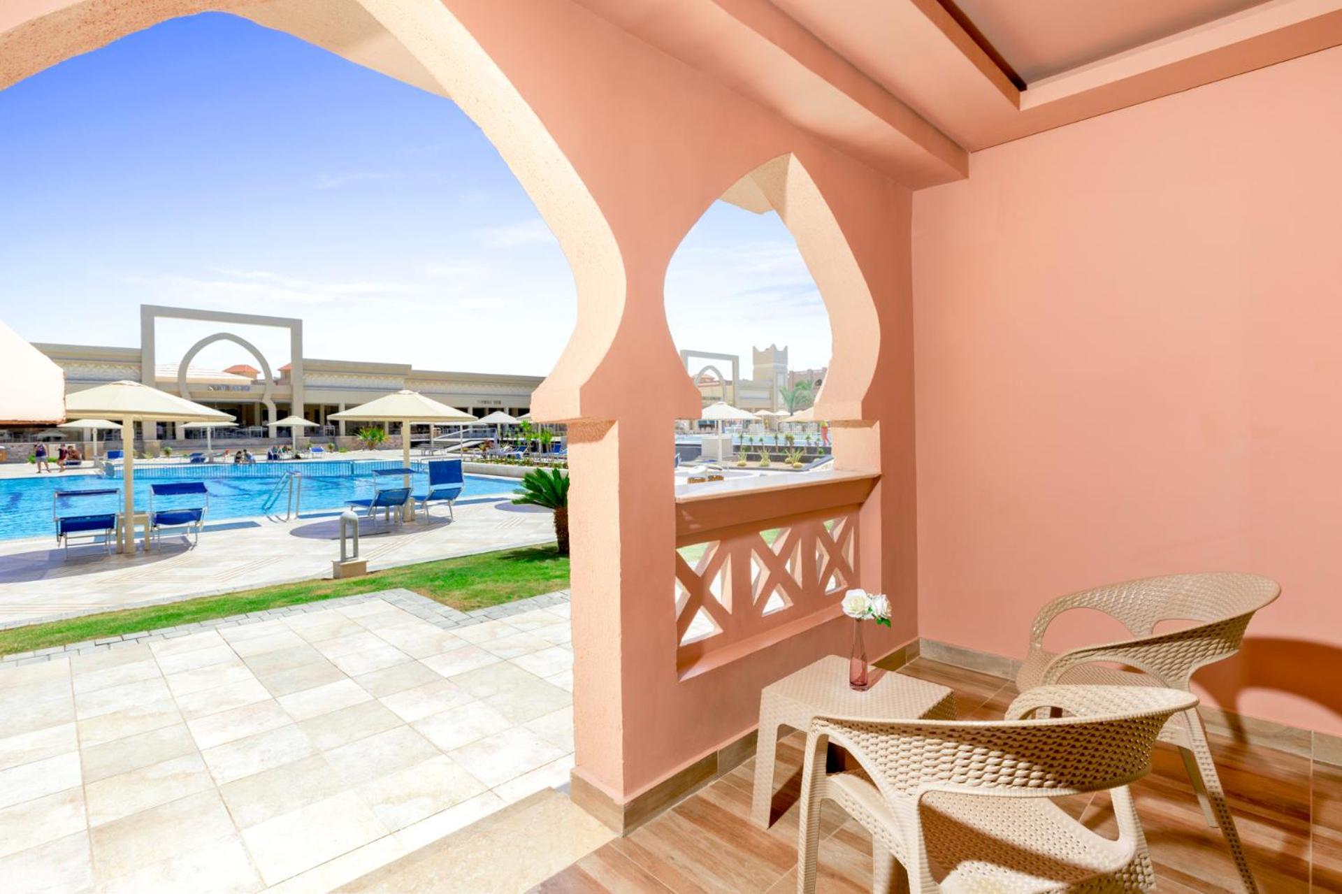 Cameră dublă Deluxe cu vedere la piscină
