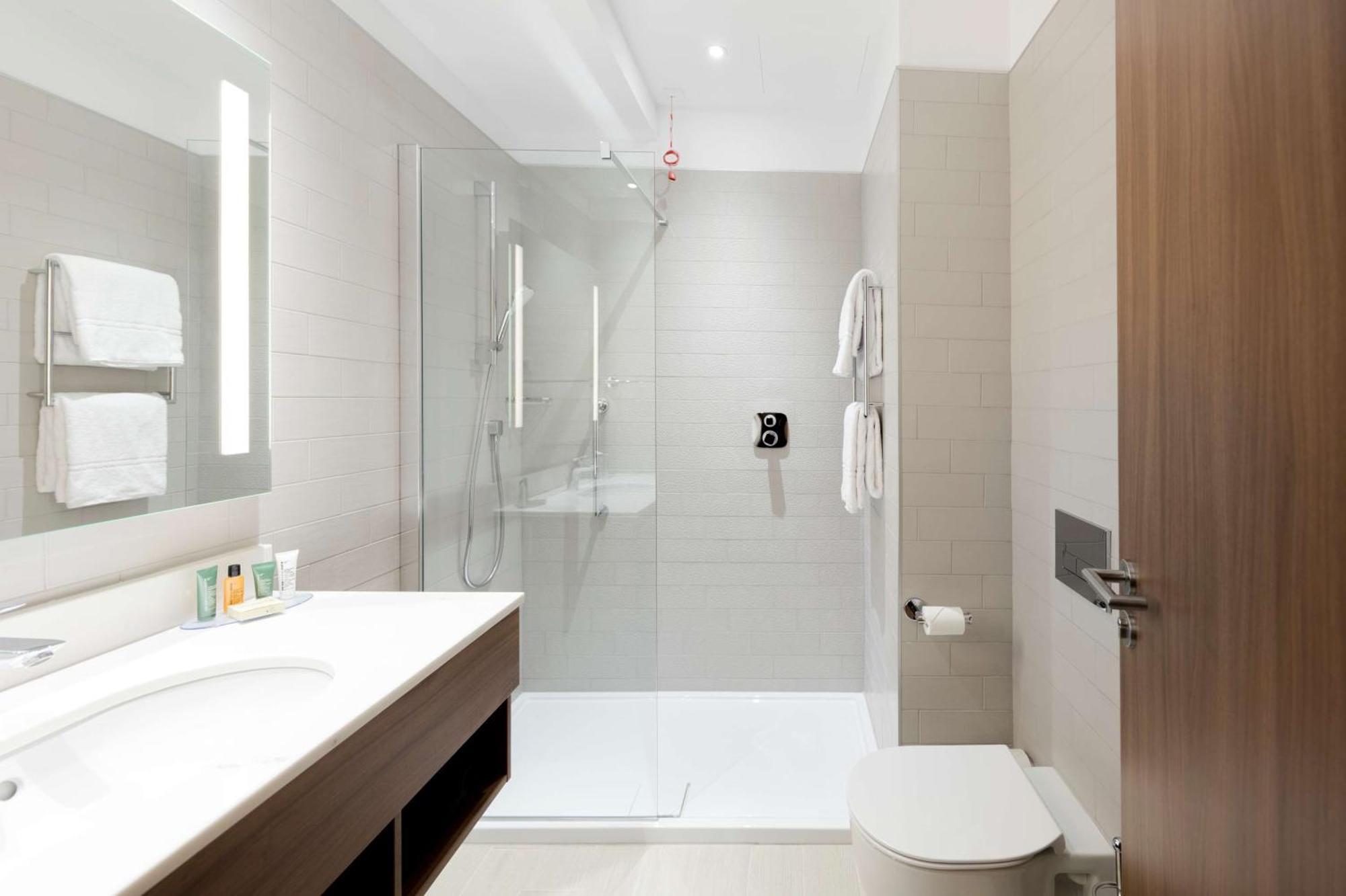 Queen Room,1552476148:JPEG