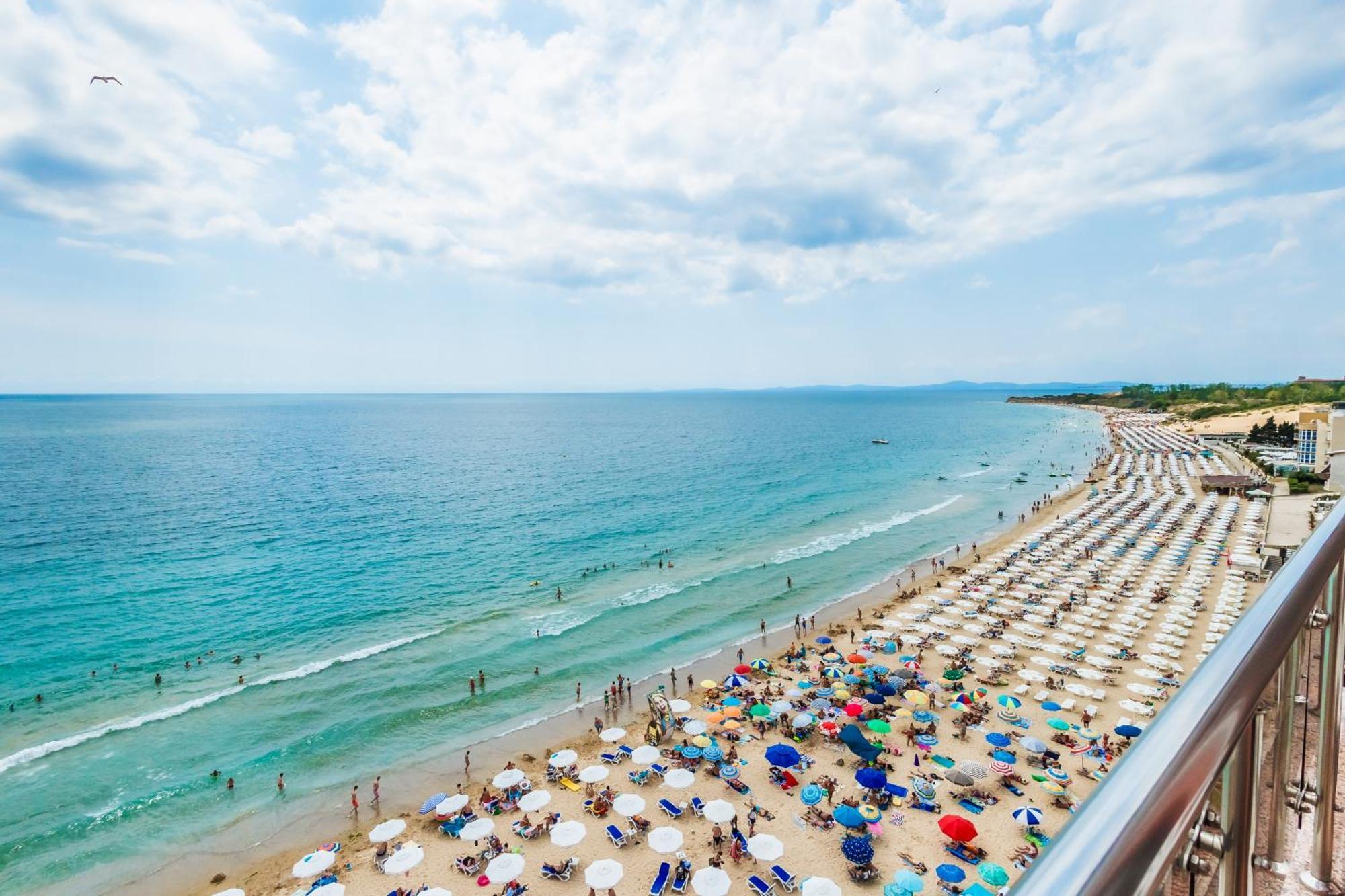 Apartament cu 1 dormitor cu balcon şi vedere spre mare