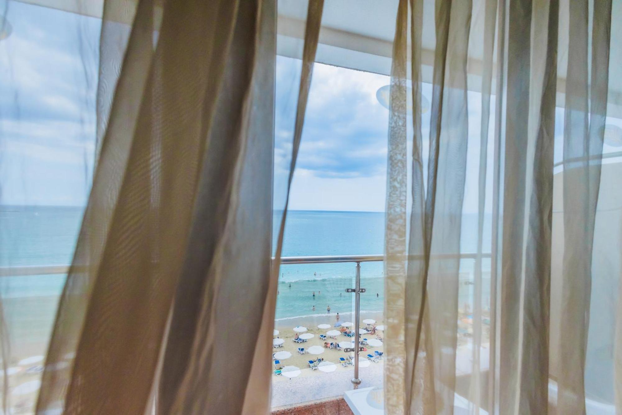 Cameră dublă sau twin cu balcon (2 adulţi + 1 copil)