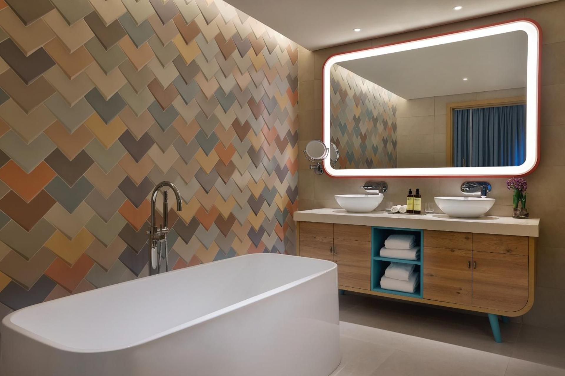One Bedroom Sea View Suite Balcony Executive Lounge Access Complimentary Airport Transfer Beach & Rooftop Infinity Pool Access Shuttle to Mall Of Emirates,1559259061:JPEG