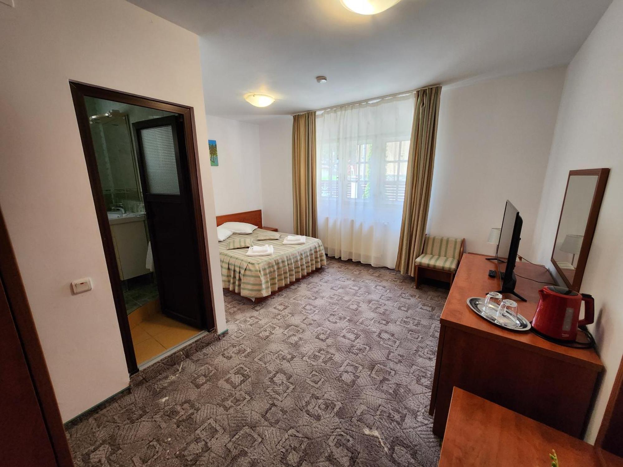 Cameră dublă cu baie privată