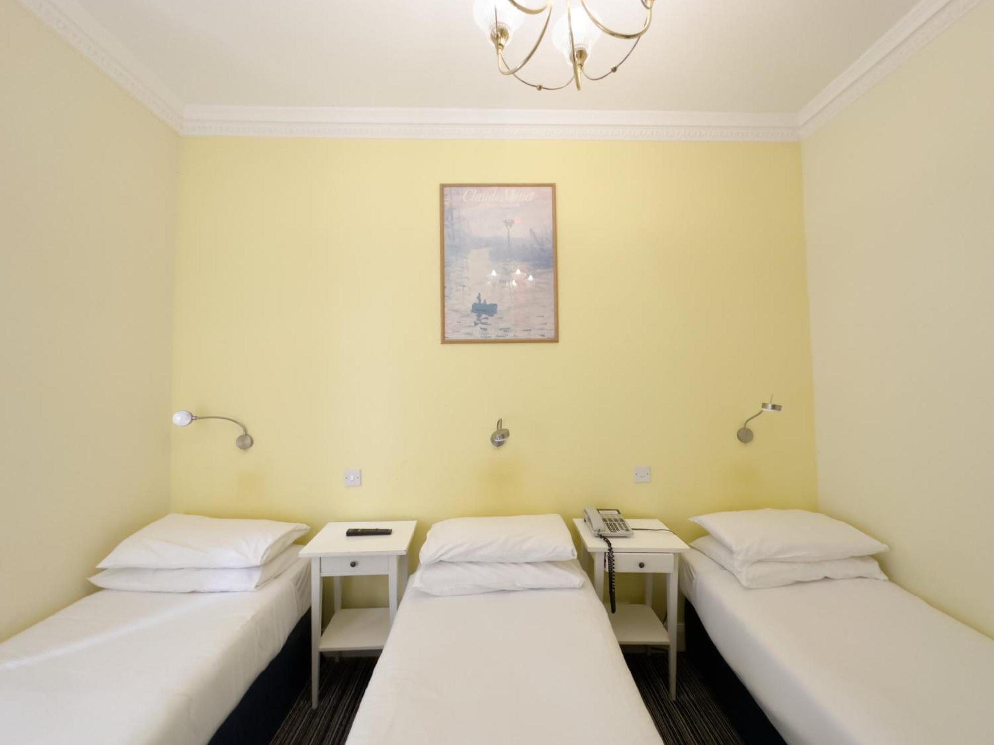 Cameră triplă cu baie privată