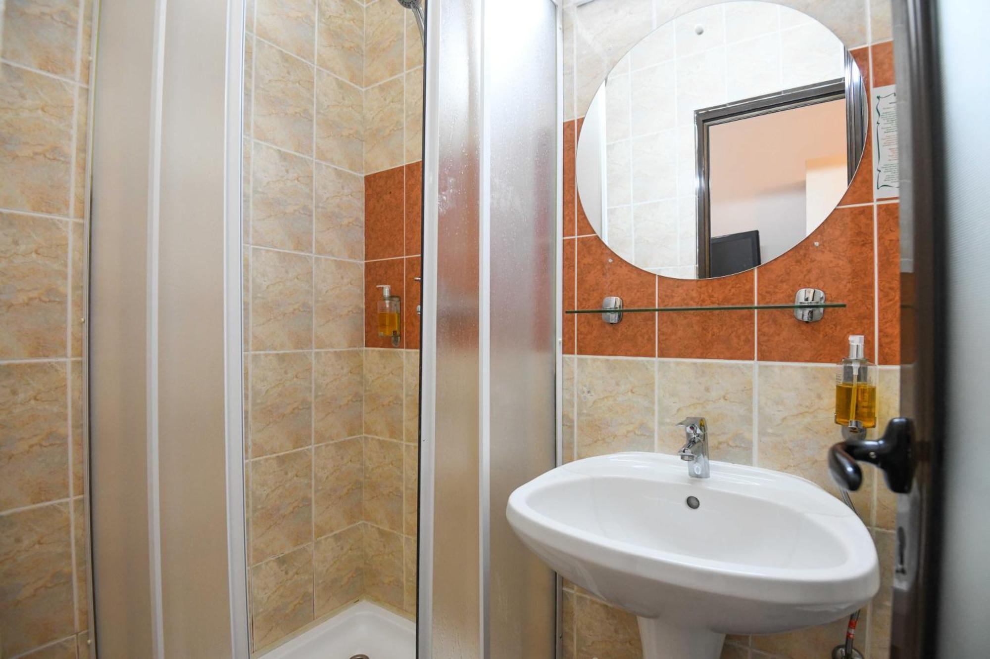 Cameră single cu baie