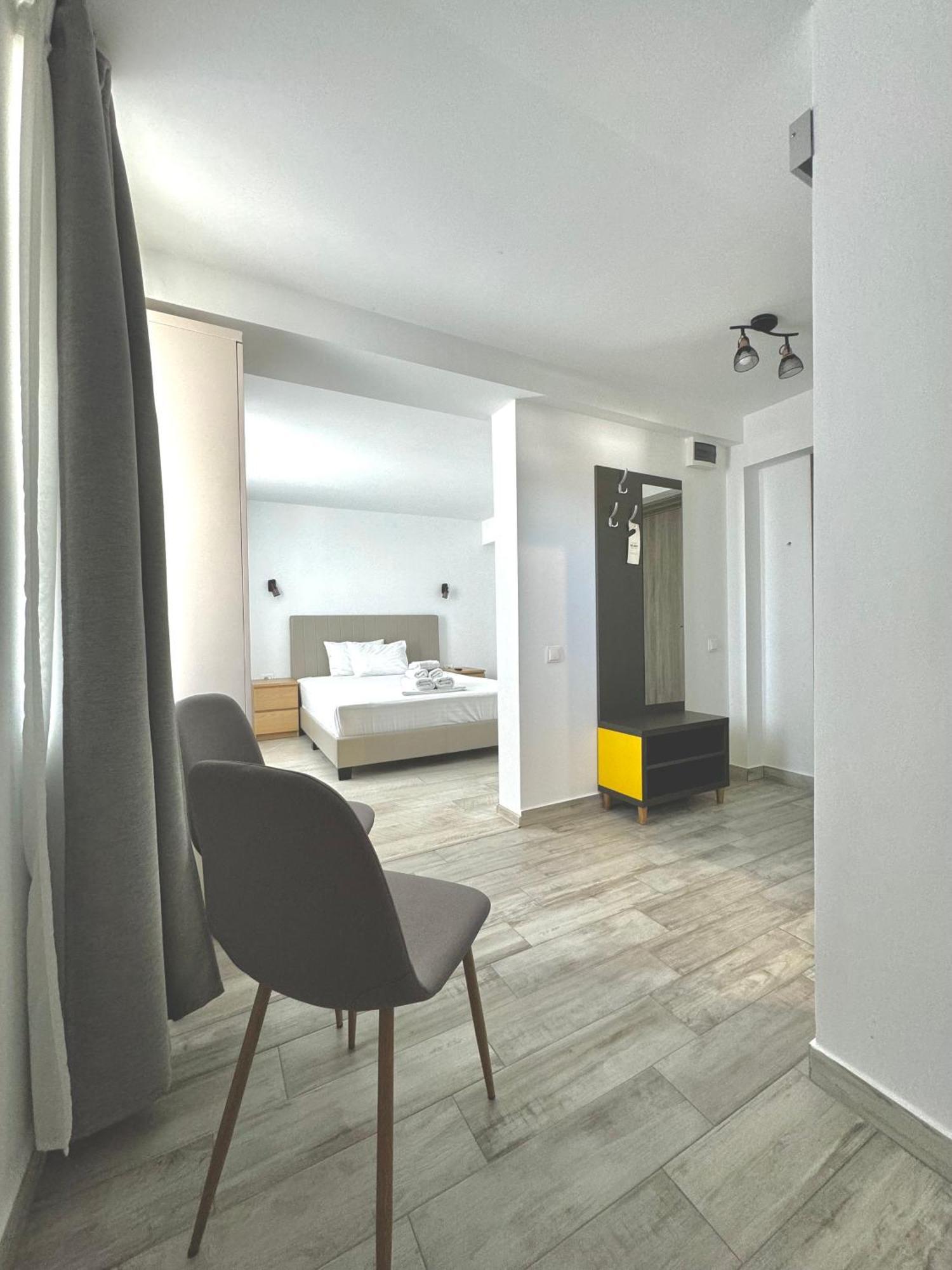 Queen Room,1608371889:JPEG