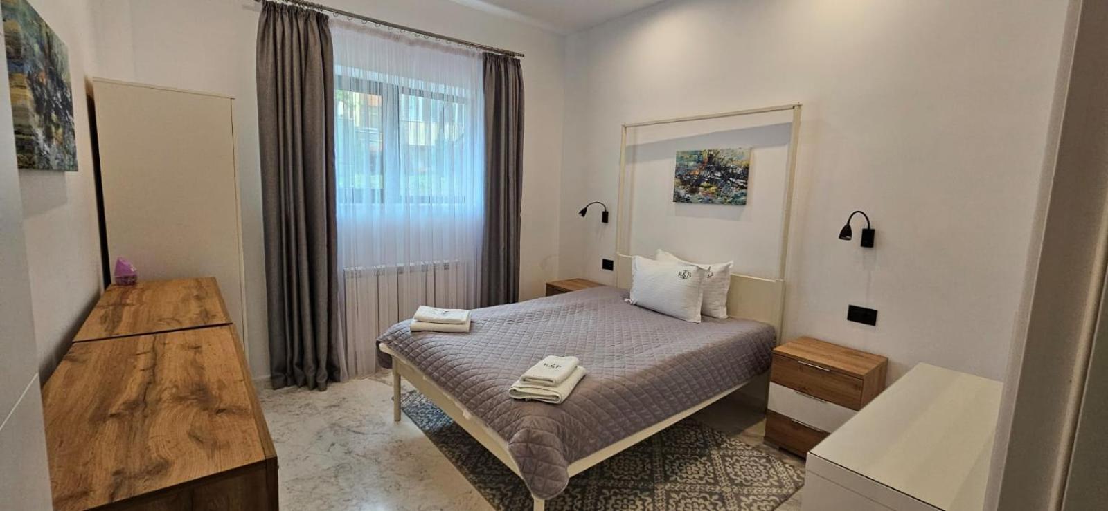 Apartament cu 2 dormitoare şi vedere la grădină.