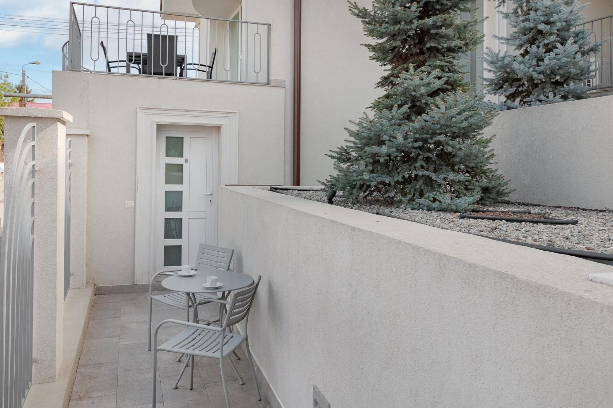 Apartament la demisol