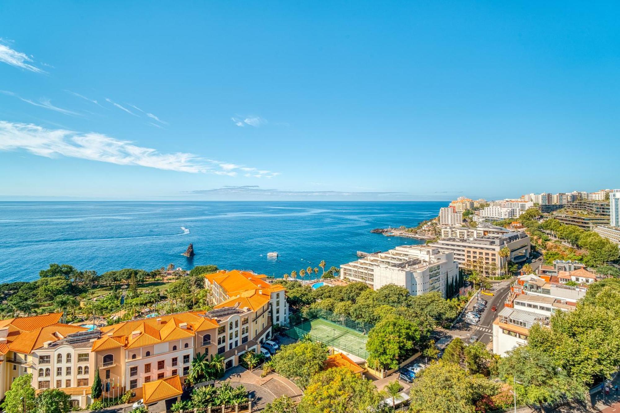 Cameră dublă sau twin Deluxe cu vedere la mare (2 adulți + 1 copil)
